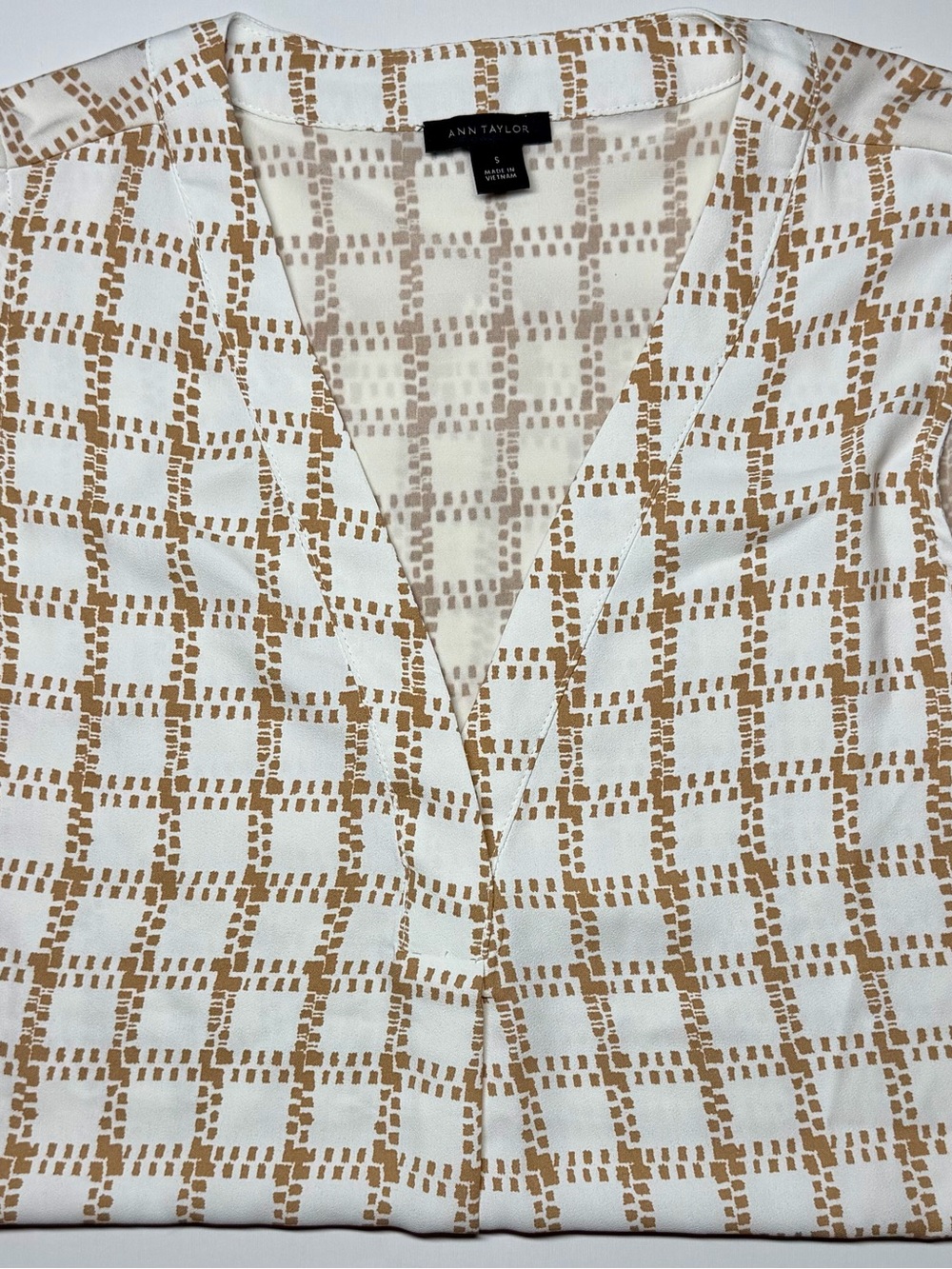 Ann Taylor Tan & Ivory Geometric Grid Sleeveless V‑Neck Popover Blouse‎ | Size S